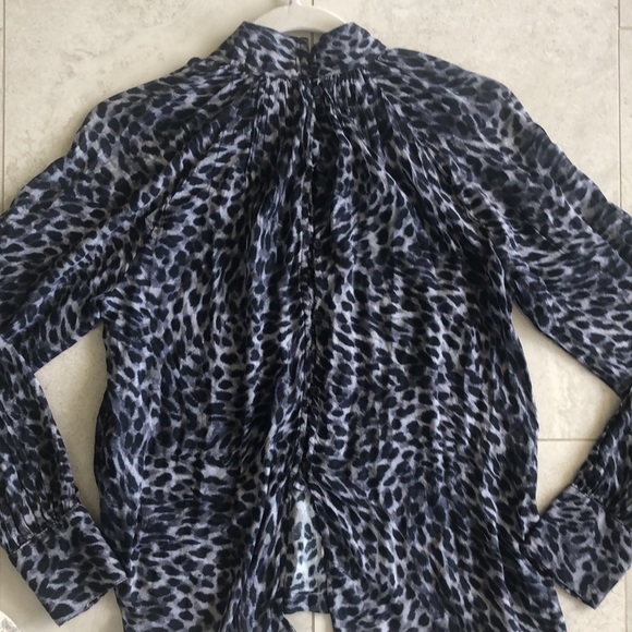 - Bella Dahl Women's Blue Leopard Shirred Mock-Neck Long-Sleeve Blouse T… - Picture 5 of 9